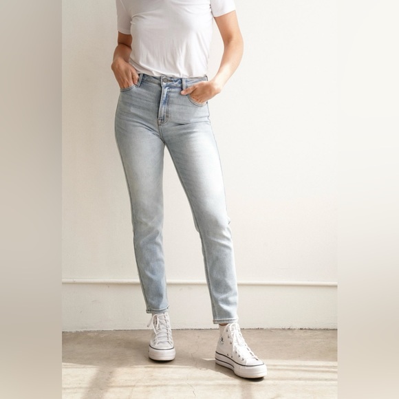 Carly Jean Los Angeles Denim - NWT Carly Jean Los Angeles Brooke Light Wash Jeans Size 9